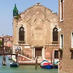 Ca' Della Carita' Apartment *